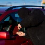 Złodziej włamujący się do auta. Jacky Nelson/Unsplash