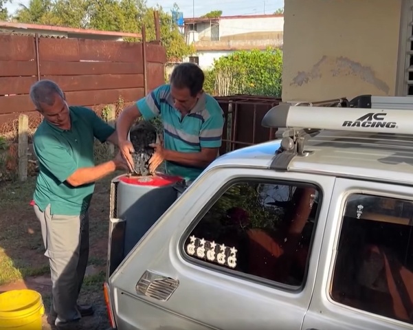 Tankowanie malucha węglem.