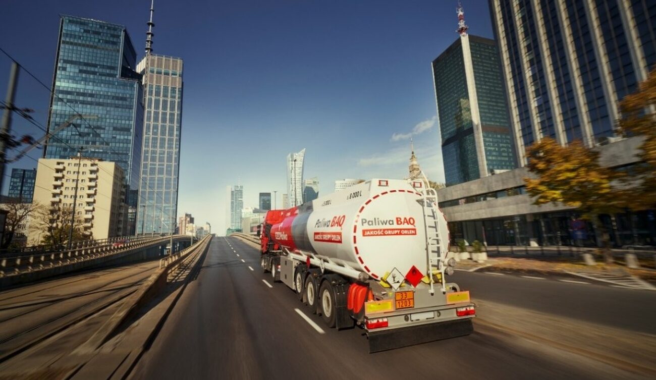 Cysterna Orlen jadąca po ulicach Wars
