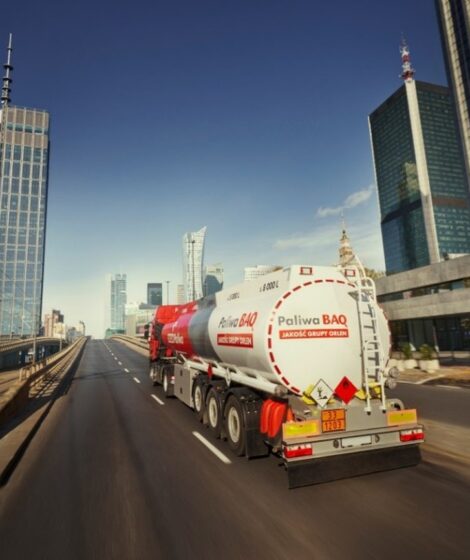 Cysterna Orlen jadąca po ulicach Warszawy/ Źródło: Orlen