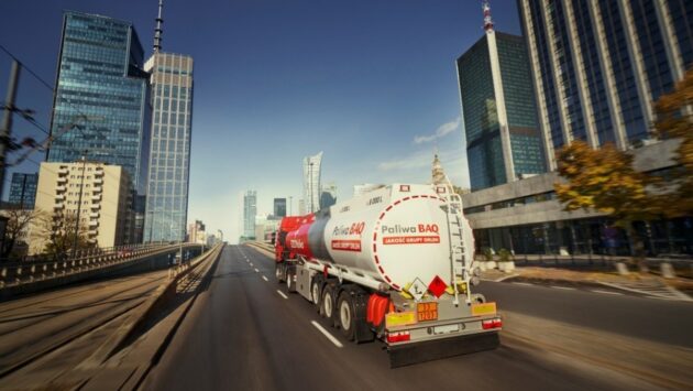 Cysterna Orlen jadąca po ulicach Warszawy/ Źródło: Orlen