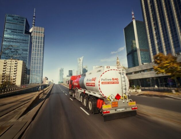 Cysterna Orlen jadąca po ulicach Warszawy/ Źródło: Orlen