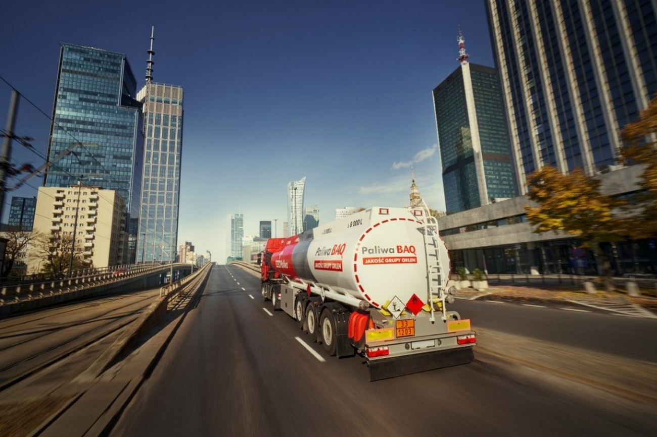 Cysterna Orlen jadąca po ulicach Warszawy/ Źródło: Orlen