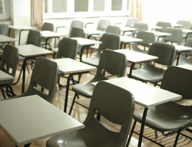 Do 2043 roku liczba uczniów w Polsce spadnie o 1,5 mln. Samorządy masowo likwidują szkoły. fot: MChe Lee/ Unsplash