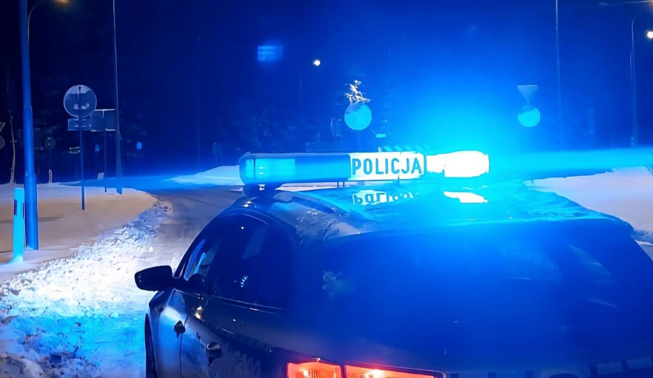 Radiowóz zakopiańskiej policji na ulicy Bronisława Czecha w Zakopanem podczas kontroli BMW.