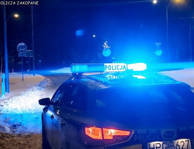 Radiowóz zakopiańskiej policji na ulicy Bronisława Czecha w Zakopanem podczas kontroli BMW.