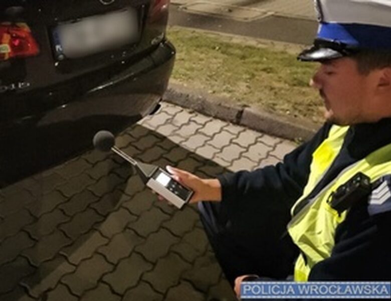 Wrocławska Policja kontroluje głośność pojazdu. Źródło: Policja