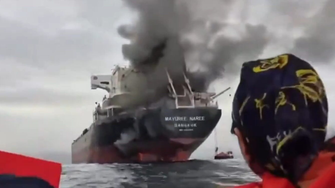 Marynarze obserwują palący się statek na Zatoce Perskiej/ OSINTechnical