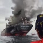 Marynarze obserwują palący się statek na Zatoce Perskiej/ OSINTechnical