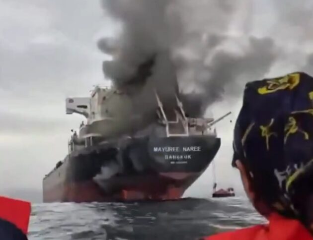 Marynarze obserwują palący się statek na Zatoce Perskiej/ OSINTechnical