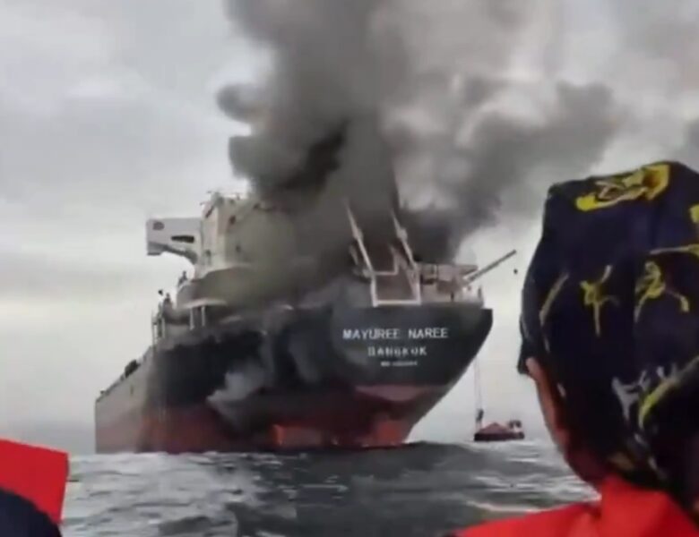 Marynarze obserwują palący się statek na Zatoce Perskiej/ OSINTechnical