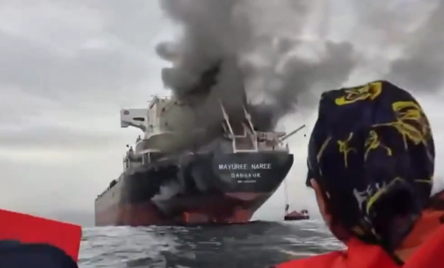 Marynarze obserwują palący się statek na Zatoce Perskiej/ OSINTechnical