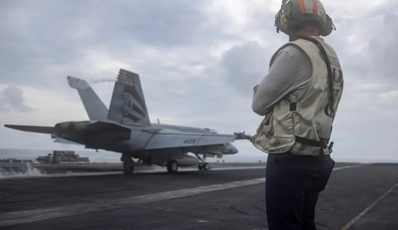 Amerykański marynarz obserwuje start myśliwca F/A-18E Super Hornet z pokładu lotniskowca USS Abraham Lincoln podczas operacji Epic Fury (23 marca 2026). Photo by NAVCENT Public Affairs