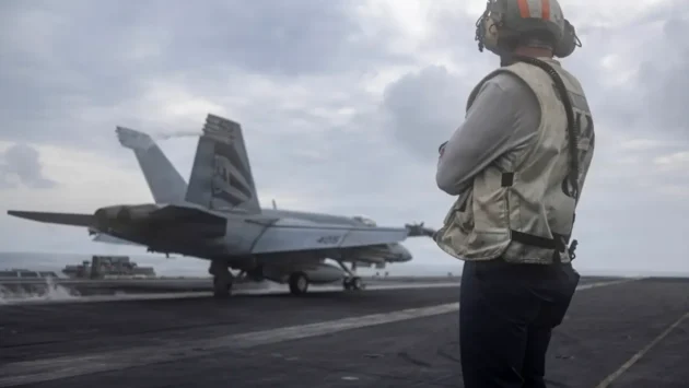 Amerykański marynarz obserwuje start myśliwca F/A-18E Super Hornet z pokładu lotniskowca USS Abraham Lincoln podczas operacji Epic Fury (23 marca 2026). Photo by NAVCENT Public Affairs