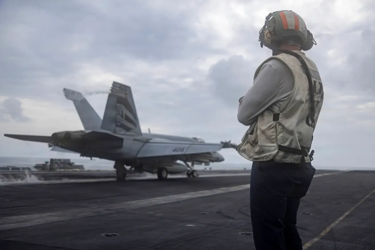 Amerykański marynarz obserwuje start myśliwca F/A-18E Super Hornet z pokładu lotniskowca USS Abraham Lincoln podczas operacji Epic Fury (23 marca 2026). Photo by NAVCENT Public Affairs