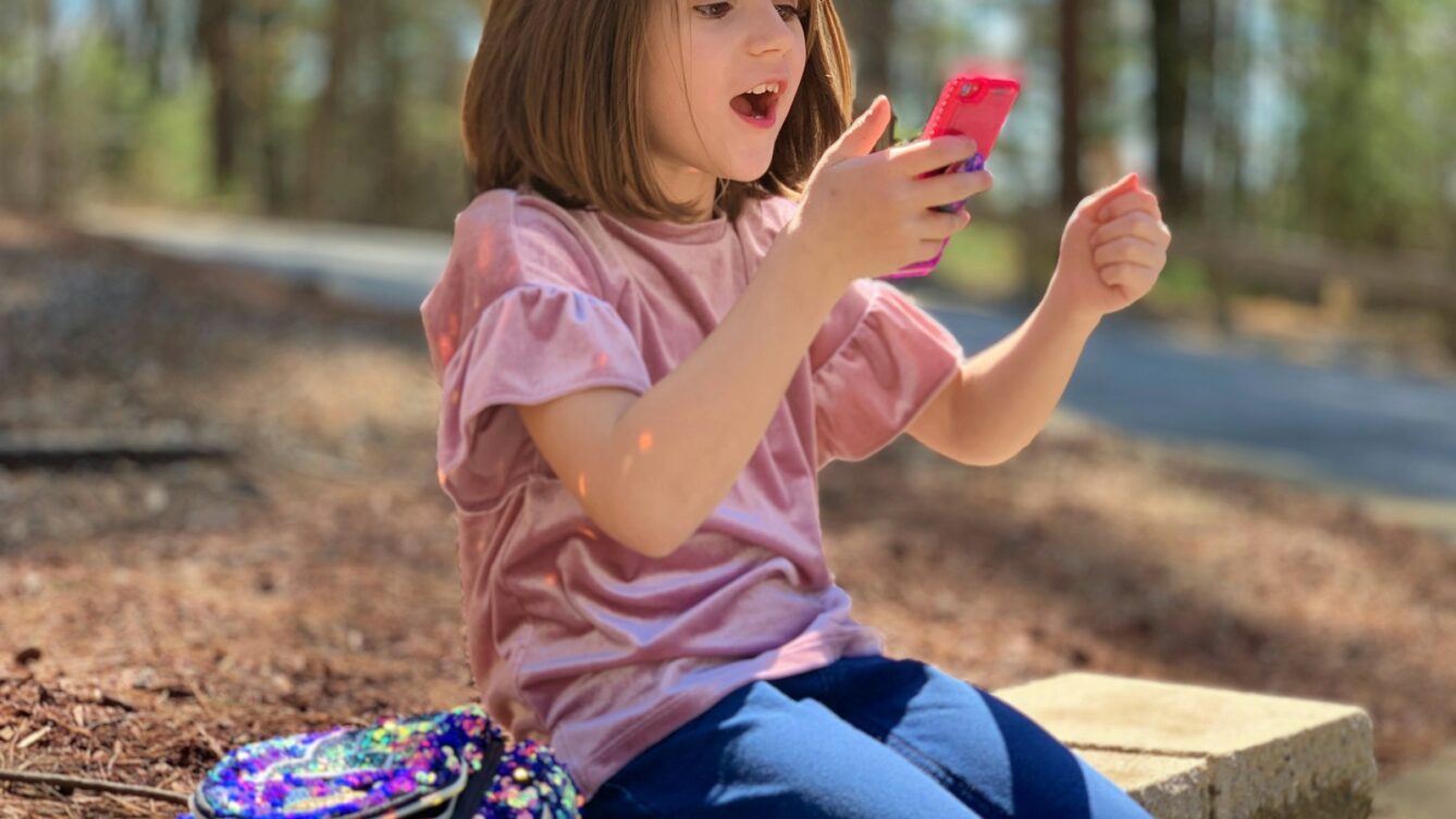 Od 1 września 2026 w polskich podstawówkach smartfony będą zabronione. fot: Christopher Ryan/Unsplash