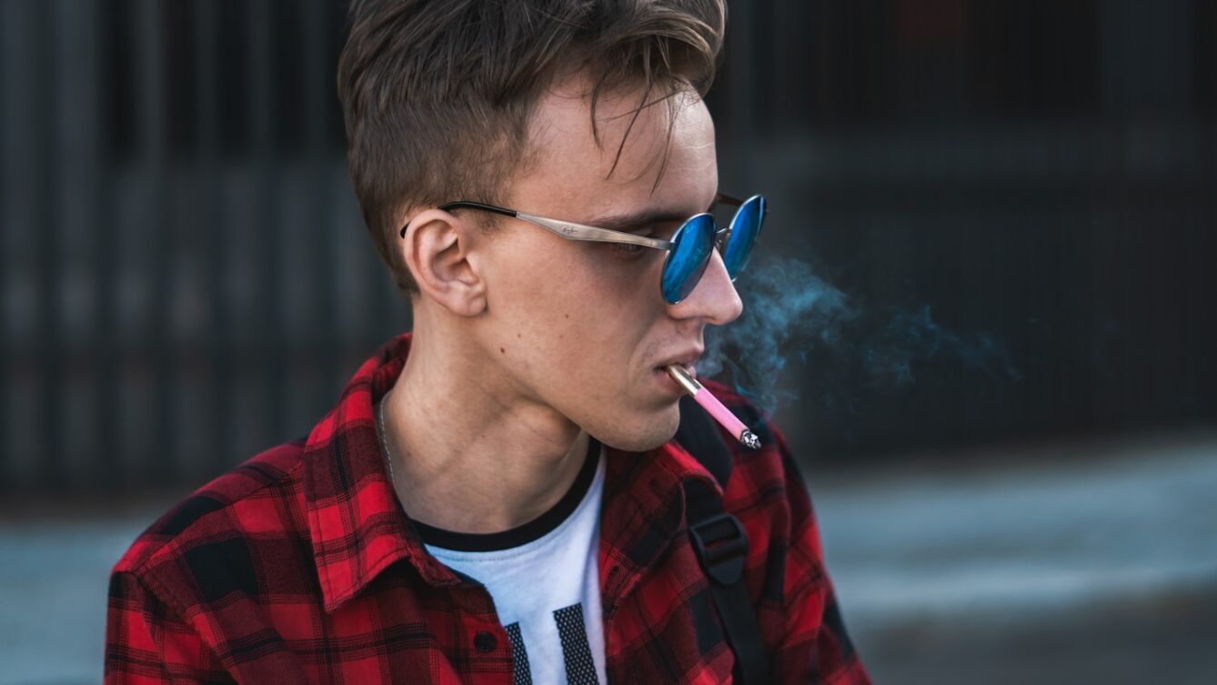 Młodzieniec palący e-papierosa. fot: Dzmitry Dudov/Unsplash