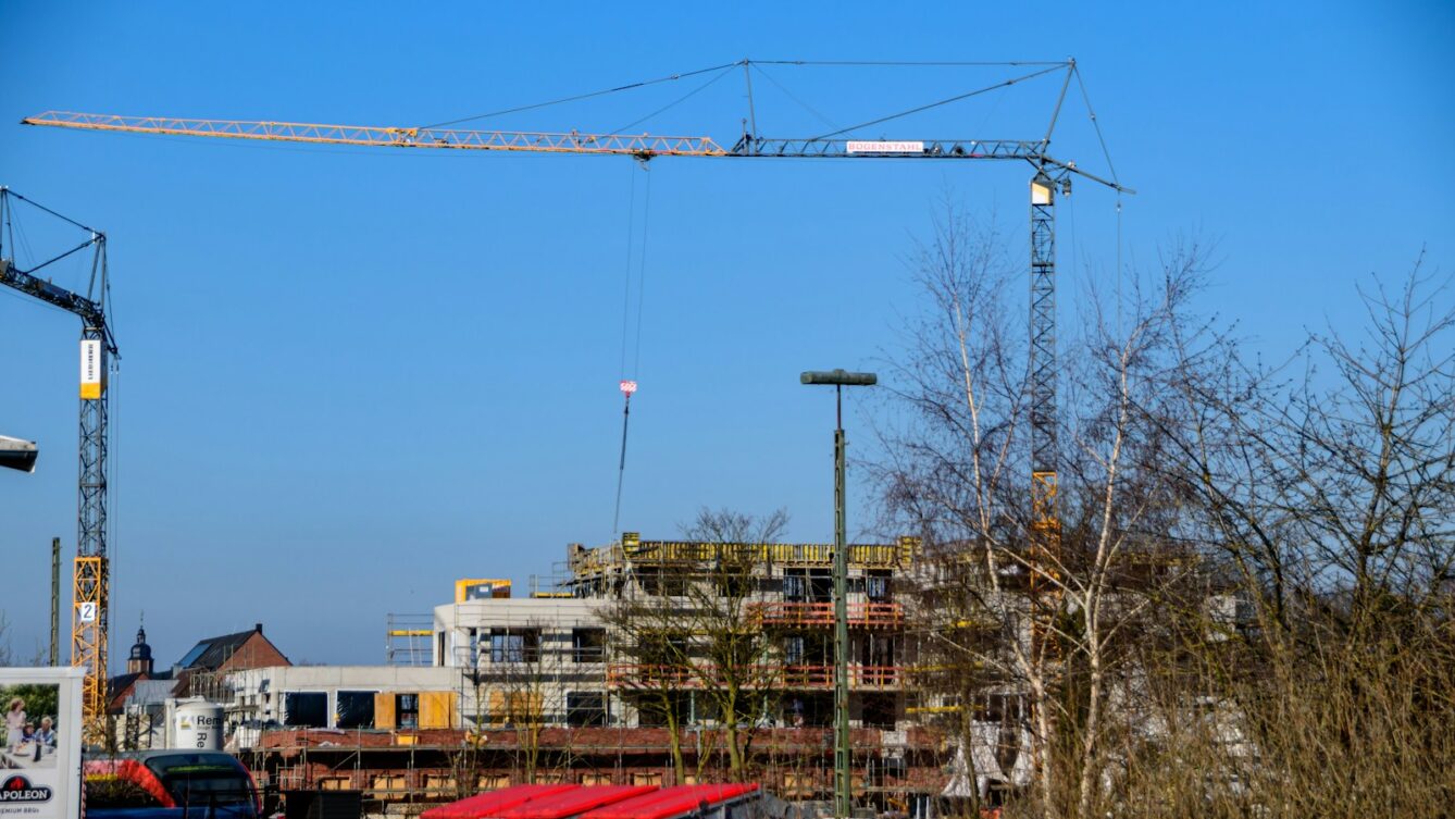 Apartamenty w Karpaczu przy ul. Kąpielowej – deweloper Jelbud podejrzany o wymuszanie rezygnacji z kar umownych. fot:  Sergej Karpow /Unsplash