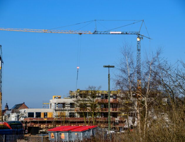 Apartamenty w Karpaczu przy ul. Kąpielowej – deweloper Jelbud podejrzany o wymuszanie rezygnacji z kar umownych. fot: Sergej Karpow /Unsplash