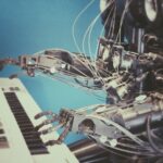 Sztuczna inteligencja w muzyce. Robot grający na pianinie. fot: Possessed Photography/Unsplash