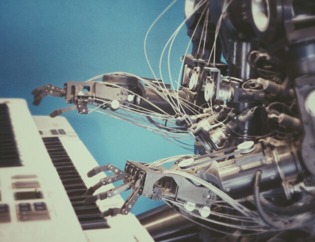 Sztuczna inteligencja w muzyce. Robot grający na pianinie. fot: Possessed Photography/Unsplash