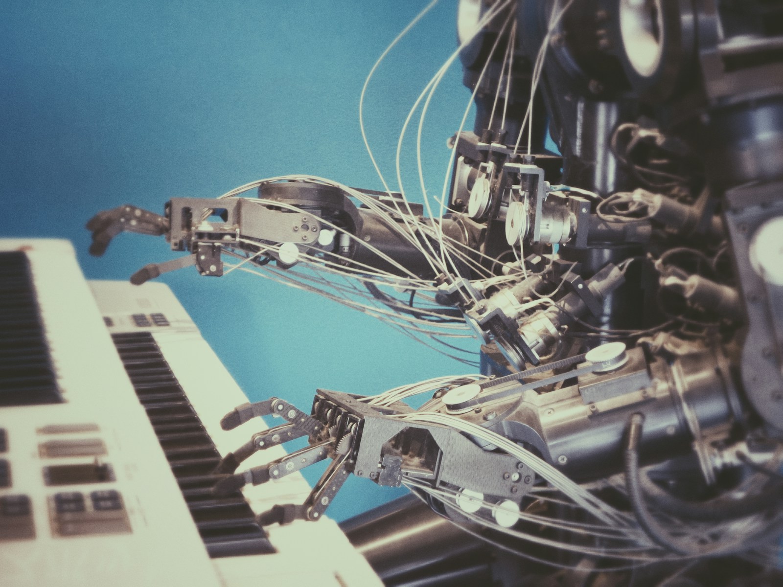 Sztuczna inteligencja w muzyce. Robot grający na pianinie. fot: Possessed Photography/Unsplash