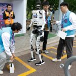 Inżynierowie wymieniają baterie w humanoidalnym robocie „Tiangong Ultra-2025” zespołu Tianyi podczas półmaratonu Beijing E-Town i półmaratonu robotów humanoidalnych w Beijing Economic-Technological Development Area, Pekin, Chiny, 19 kwietnia 2026 r. (Xinhua/Wang Lili)