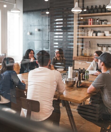 Aż 70% pracowników biurowych chwali decyzję o zmianie pracy. fot: /Unsplash