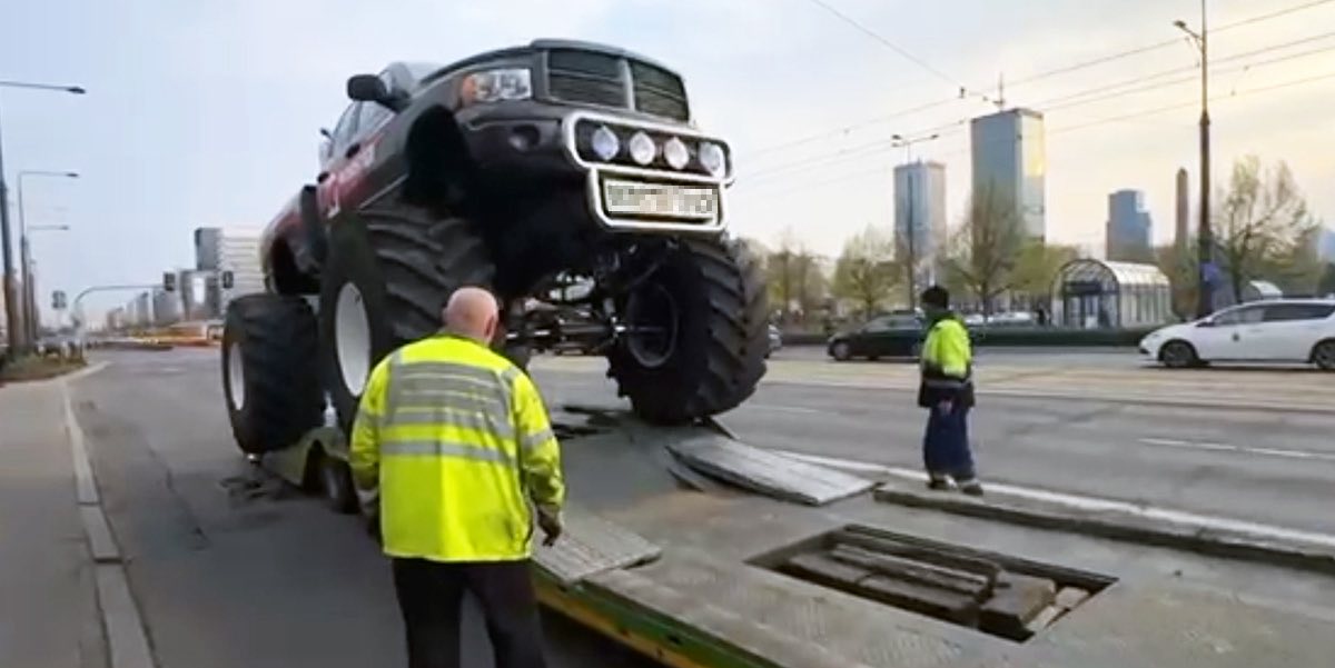 Monster Truck na ulicach Warszawy/ Policja