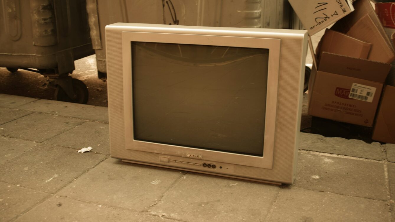 Jakie nowe stawki abonamentu RTV na 2026 rok i limity zwolnień dla seniorów. Dowiedz się, ile wyniesie nowa opłata audiowizualna doliczana do PIT od 2027 roku. fot: Marija Zaric/Unsplash