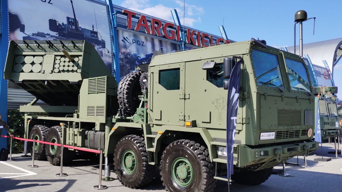 Prototypowa wyrzutnia na podwoziu Jelcz P882.57 na MSPO 2023. Autorstwa Michał Derela - Praca własna, CC BY-SA 4.0