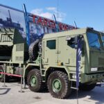 Prototypowa wyrzutnia na podwoziu Jelcz P882.57 na MSPO 2023. Autorstwa Michał Derela - Praca własna, CC BY-SA 4.0