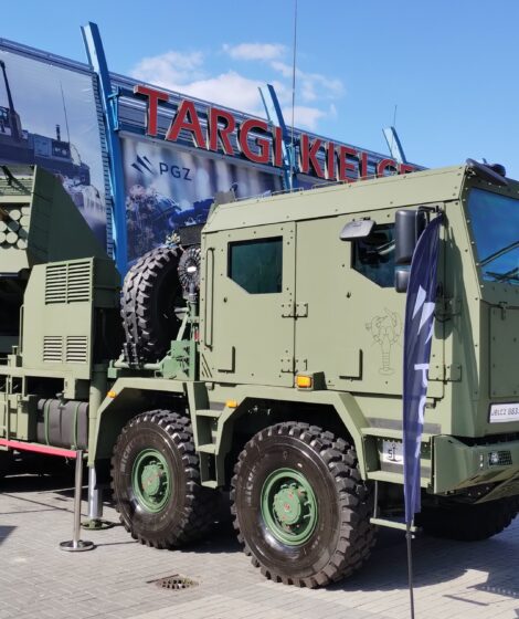 Prototypowa wyrzutnia na podwoziu Jelcz P882.57 na MSPO 2023. Autorstwa Michał Derela - Praca własna, CC BY-SA 4.0