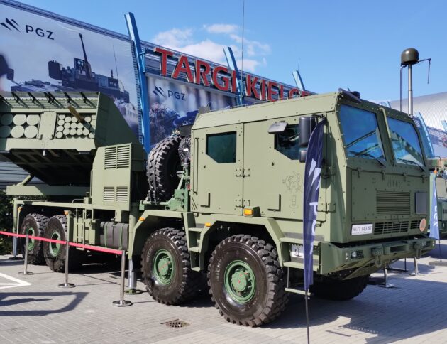 Prototypowa wyrzutnia na podwoziu Jelcz P882.57 na MSPO 2023. Autorstwa Michał Derela - Praca własna, CC BY-SA 4.0