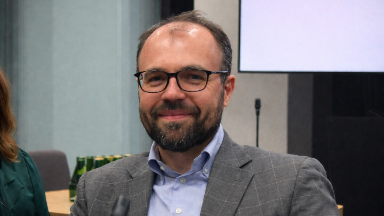 Prokuratura oskarża Krzysztofa Szczuckiego o wykorzystanie Rządowego Centrum Legislacji do kampanii wyborczej. Chodzi o zatrudnienia bez konkursu i 900 tys. zł szkody. Krzysztof Szczucki/FB