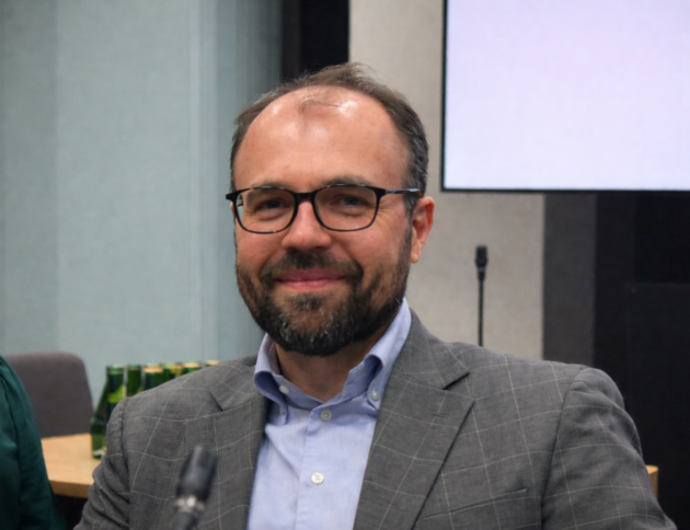 Prokuratura oskarża Krzysztofa Szczuckiego o wykorzystanie Rządowego Centrum Legislacji do kampanii wyborczej. Chodzi o zatrudnienia bez konkursu i 900 tys. zł szkody. Krzysztof Szczucki/FB