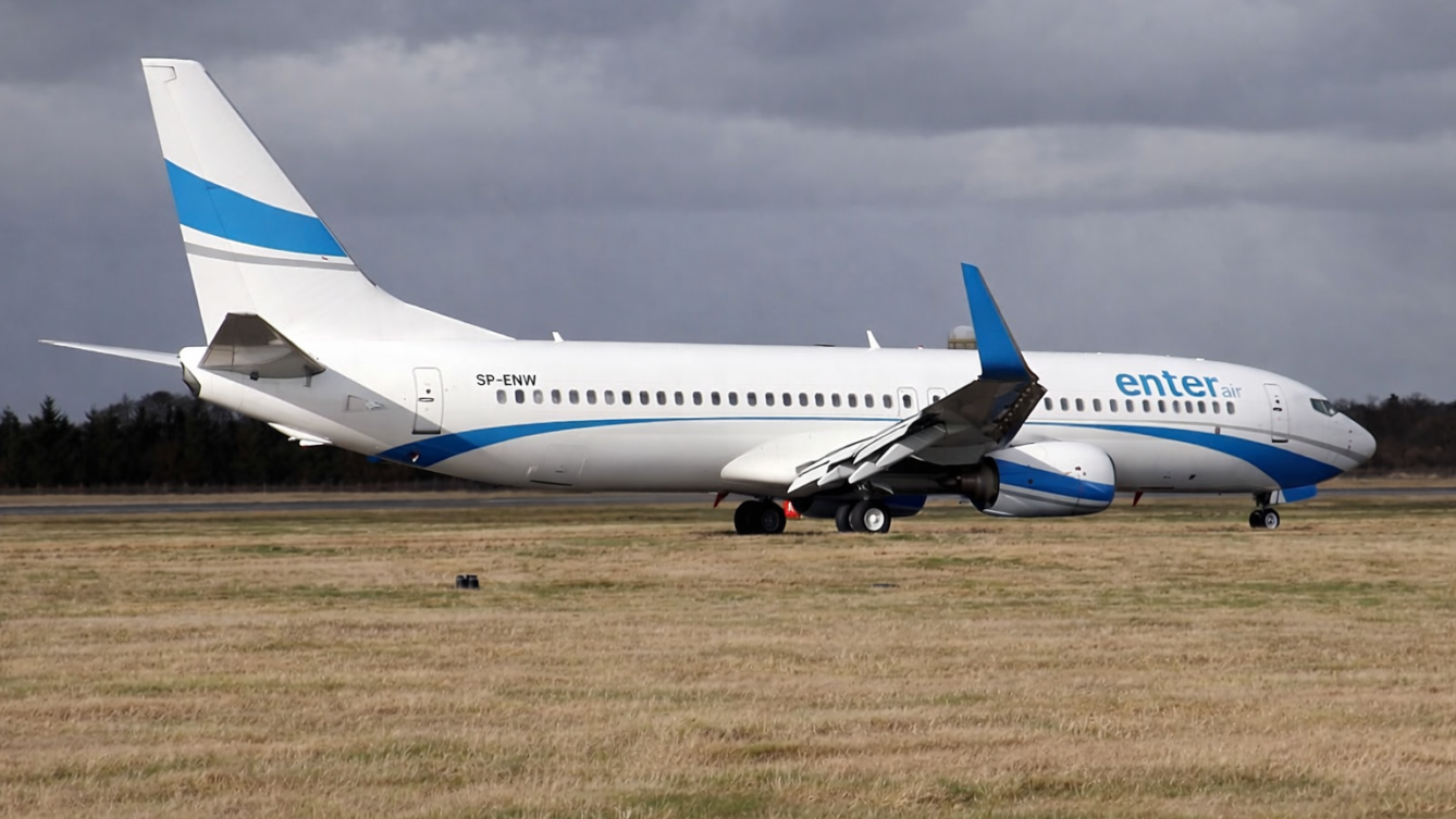 Samolot Enter Air na pasie startowym.  Autorstwa Mark Harkin - SP-ENW Boeing 737-800 Enter Air, CC BY 2.0