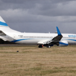 Samolot Enter Air na pasie startowym. Autorstwa Mark Harkin - SP-ENW Boeing 737-800 Enter Air, CC BY 2.0