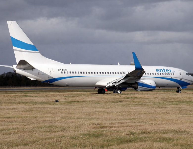 Samolot Enter Air na pasie startowym. Autorstwa Mark Harkin - SP-ENW Boeing 737-800 Enter Air, CC BY 2.0