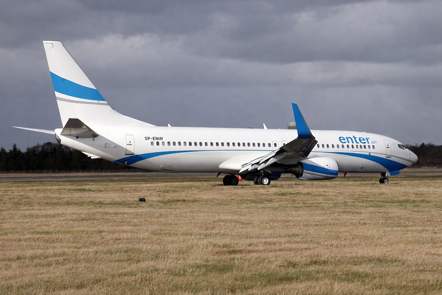 Samolot Enter Air na pasie startowym. Autorstwa Mark Harkin - SP-ENW Boeing 737-800 Enter Air, CC BY 2.0