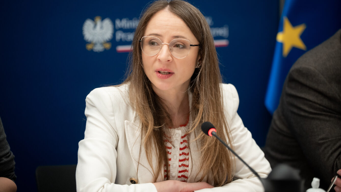 Ministra Agnieszka Dziemianowicz-Bąk z działaczką związkową zwolnioną przez DINO S.A. Katarzyną Kiwierską. fot. Mateusz Włodarczyk / MRPiPS