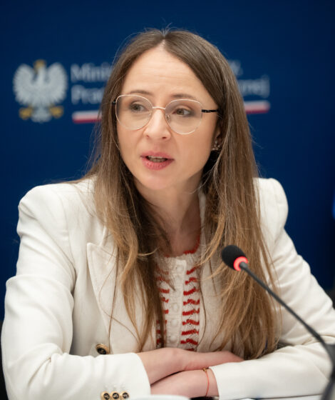 Ministra Agnieszka Dziemianowicz-Bąk z działaczką związkową zwolnioną przez DINO S.A. Katarzyną Kiwierską. fot. Mateusz Włodarczyk / MRPiPS