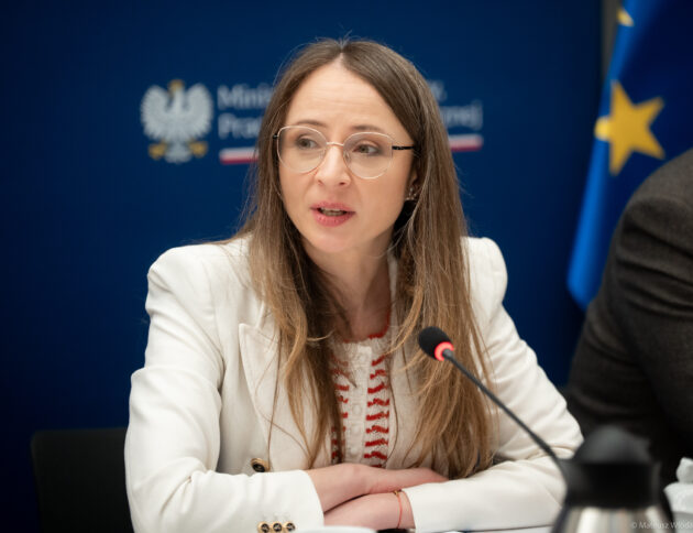 Ministra Agnieszka Dziemianowicz-Bąk z działaczką związkową zwolnioną przez DINO S.A. Katarzyną Kiwierską. fot. Mateusz Włodarczyk / MRPiPS