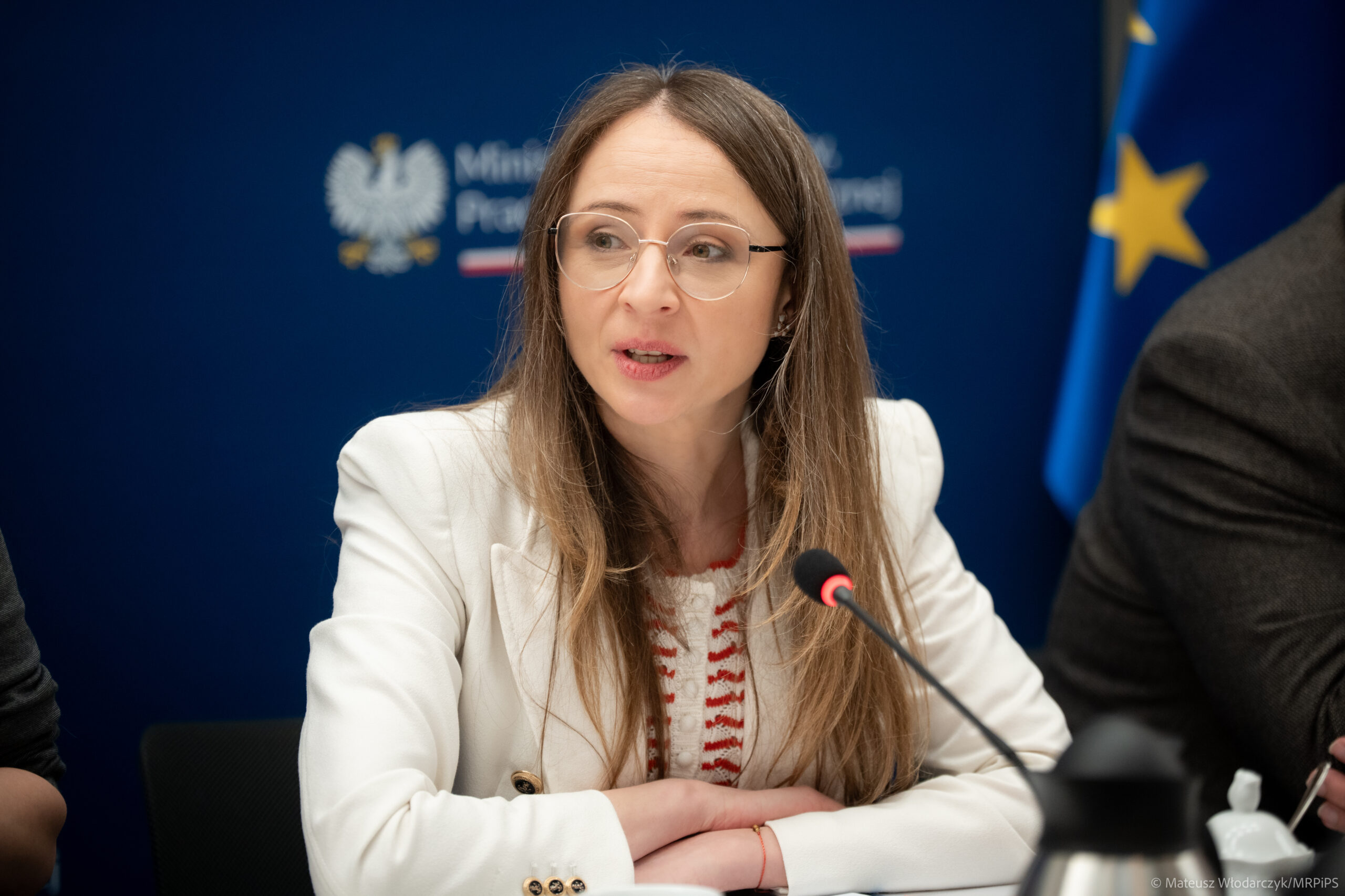 Ministra Agnieszka Dziemianowicz-Bąk z działaczką związkową zwolnioną przez DINO S.A. Katarzyną Kiwierską. fot. Mateusz Włodarczyk / MRPiPS