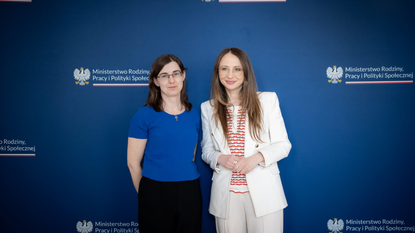 Ministra Agnieszka Dziemianowicz-Bąk z działaczką związkową zwolnioną przez DINO S.A. Katarzyną Kiwierską. fot. Mateusz Włodarczyk / MRPiPS