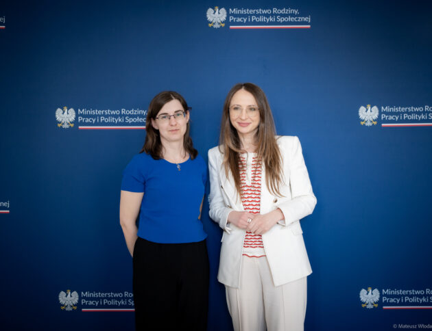 Ministra Agnieszka Dziemianowicz-Bąk z działaczką związkową zwolnioną przez DINO S.A. Katarzyną Kiwierską. fot. Mateusz Włodarczyk / MRPiPS