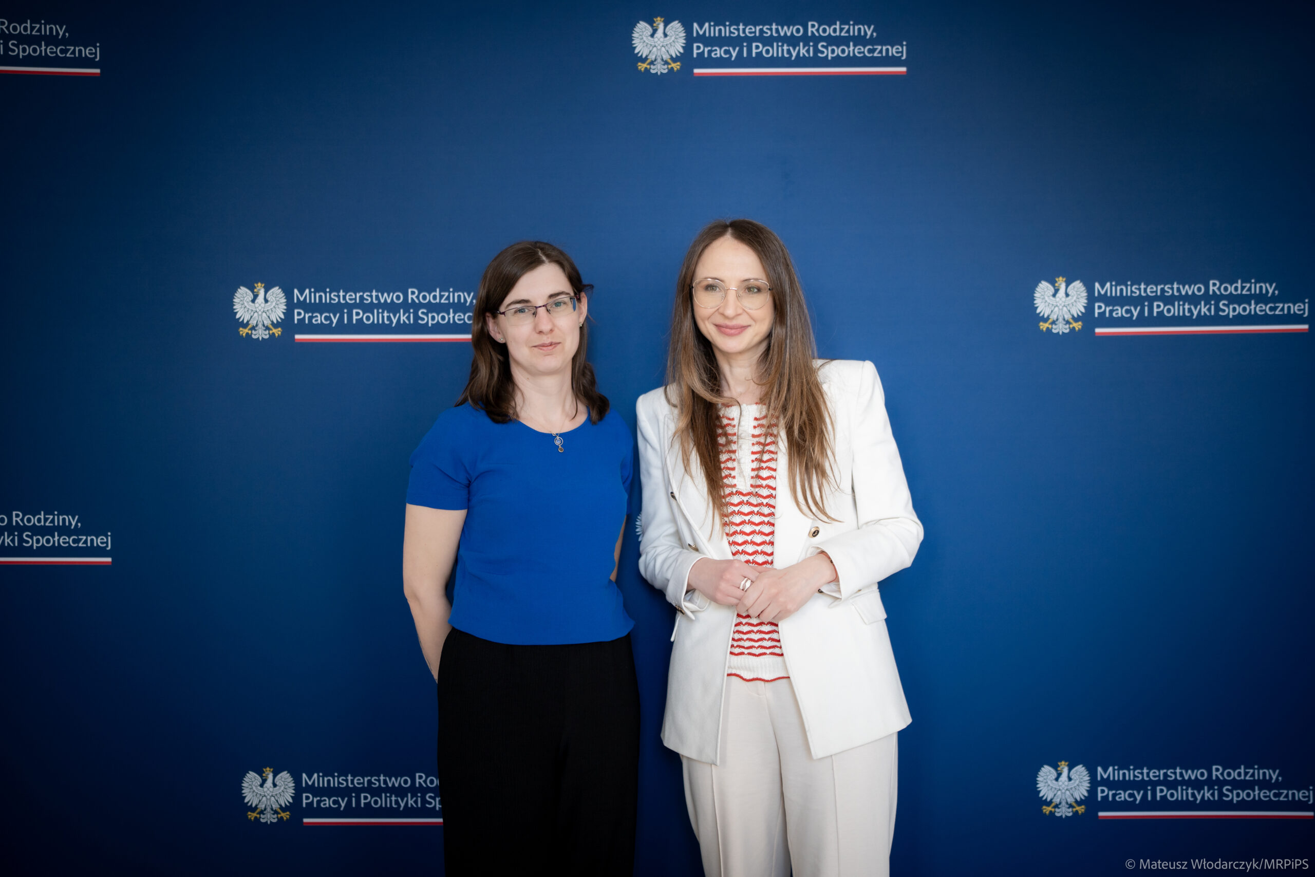 Ministra Agnieszka Dziemianowicz-Bąk z działaczką związkową zwolnioną przez DINO S.A. Katarzyną Kiwierską. fot. Mateusz Włodarczyk / MRPiPS