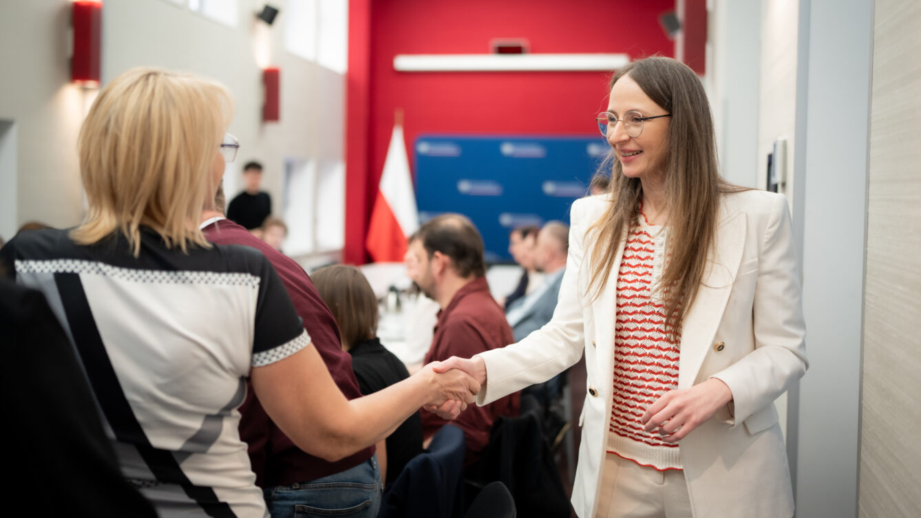 Ministra Agnieszka Dziemianowicz-Bąk z działaczką związkową zwolnioną przez DINO S.A. Katarzyną Kiwierską. fot. Mateusz Włodarczyk / MRPiPS