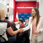 Ministra Agnieszka Dziemianowicz-Bąk z działaczką związkową zwolnioną przez DINO S.A. Katarzyną Kiwierską. fot. Mateusz Włodarczyk / MRPiPS