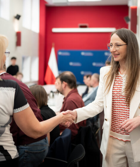 Ministra Agnieszka Dziemianowicz-Bąk z działaczką związkową zwolnioną przez DINO S.A. Katarzyną Kiwierską. fot. Mateusz Włodarczyk / MRPiPS